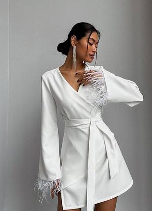 Жіноча сукня коротка на запах з поясом з пірʼям тіар біла, чорна