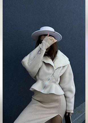 Стильна укорочена дублянка жіноча, кремового кольору