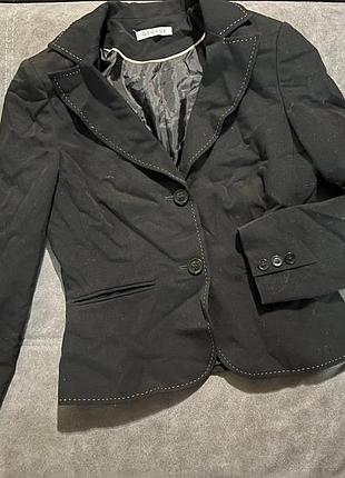 Черный пиджак на две пуговицы