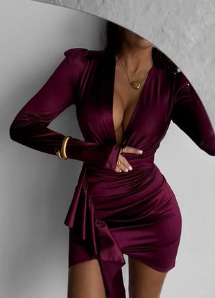 Жіноча сукня коротка приталена з декольте та рюшами збоку атлас бордо