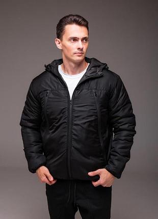 Черная мужская куртка с крупными карманами