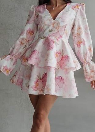 Сукня дуже ніжна , купувала на весілля , вдягалась 1 раз без плям