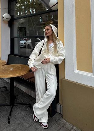 Жіночий стильний спортивний костюм флісовий теплий двійка на блискавці з капюшоном молочний