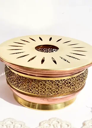 Вінтажний латунний марміт для підігрівання страв із витонченим візерунком.