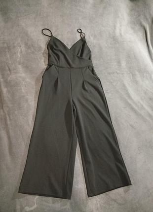 Черный комбинезон с открытой спинкой.