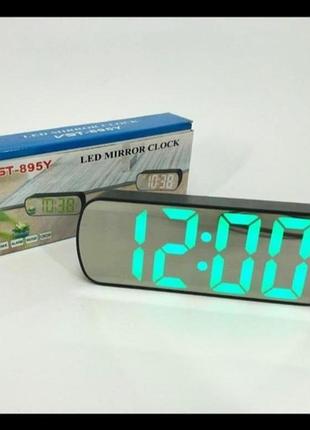 Настольные часы с дисплеем и зарядкой