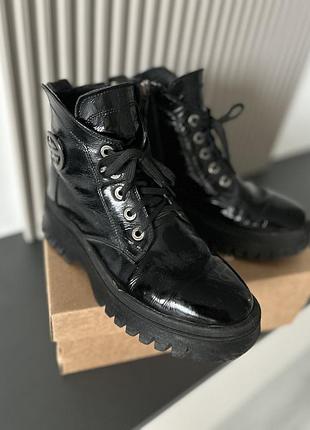 Лаковані черевики