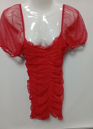 Сукня коротка.
красный цвет