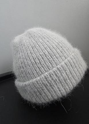 Вязаная шапка из пряжи пухую норки.