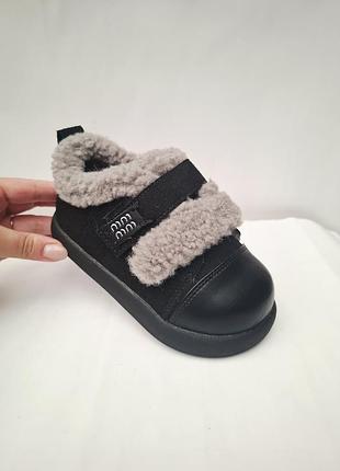 Ботинки угги детские черные с серым на липучке на овчине, очень легкие,теплые, мягкие и гибкие,тедди,зимовые,туфелки
