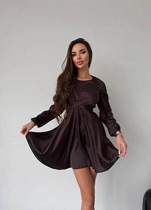 Елегантна та витончена сукня, має x-силует з акцентованою талією.