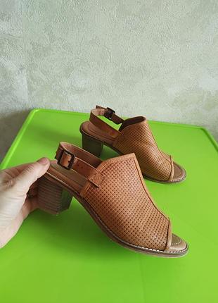 Кожаные женские босоножки 38/5 размера от бренда papaya