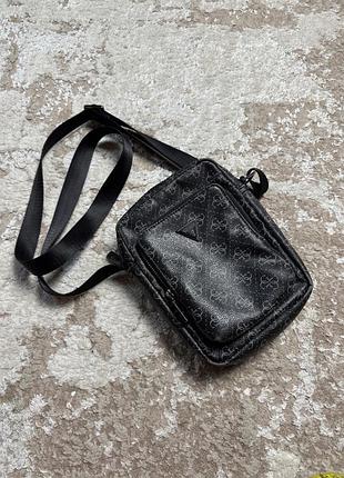 Оригинальная сумка мессенджер guess