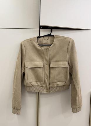 Бежевий замшевий бомбер | м’який, стильний, універсальний