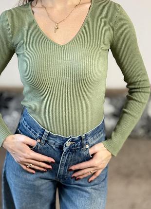 Кофта в рубчик з v-подібним вирізом