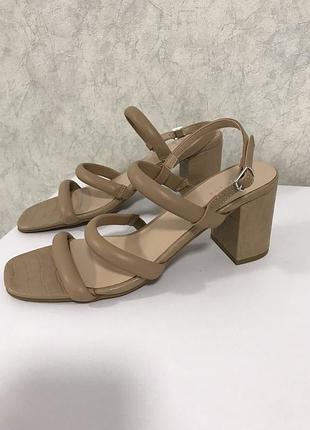 Бежевые босоножки рептилия экокожа на ремешках papaya!