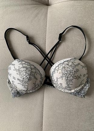 Красивий ліф-бюстгальтер.