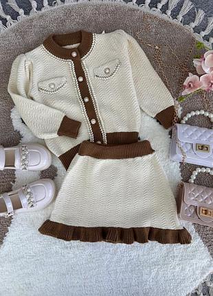 Вязаный костюм для девочки кофточка и юбочка цвет молочный с шоколадом