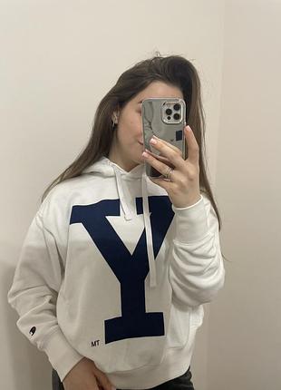 Дуже класний білий світшот з капюшоном y champion у розмірі s