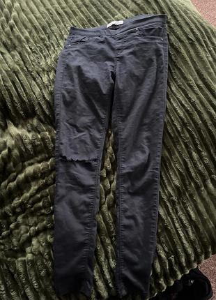 Чорні штани з розрізом