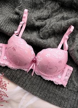 Розовый бюстгалтер на большом пуш апе