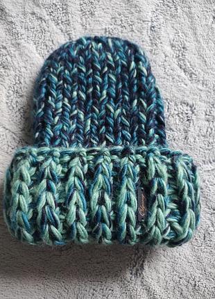 Зимняя, грубей вязки шапка.