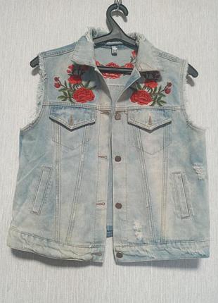 Джинсовая рваная желетка с вышивкой гг. 48