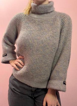 Светло-серый меланжевый свитер оверсайз с высоким воротником и рукавом три четверти