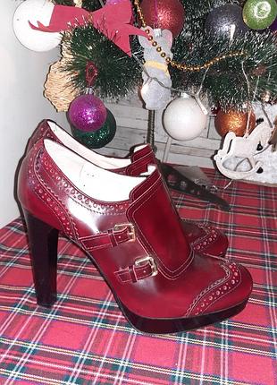 Кожаные туфли-броги в цвете бургунди на платформе с высокими каблуками и двумя ремешками с пряжками russell &amp; bromley, 38