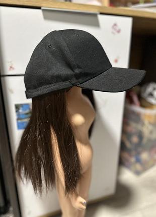 Чорна кепка з перукою