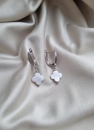 Серьги с перламутровыми четырехлистниками