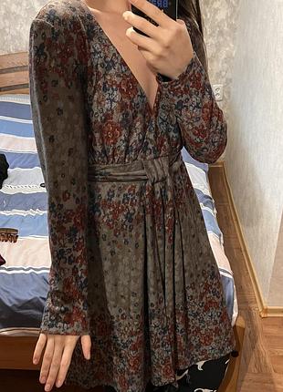 Сукня жіноча з декольте в орнамент