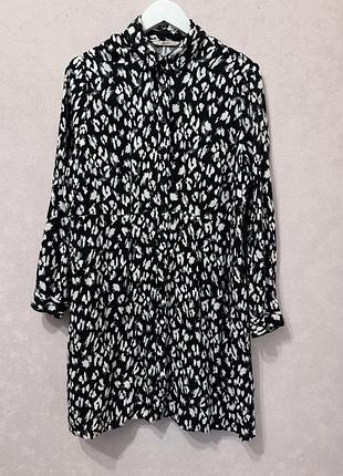 Жіноча фланелева сукня-сорочка з довгими рукавами і чорно-білим леопардовим принтом.