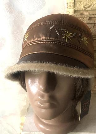 Зимняя шапочка жокейка на флисе с декором -бронза-55-56 см