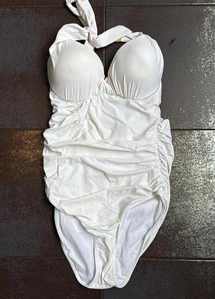 Білий купальник з завʼязками на шиї.