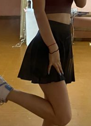 Черная короткая юбка в складку