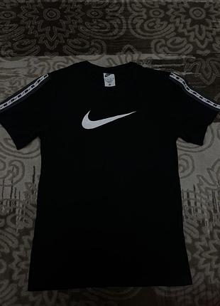 Футболка nike на лампасах