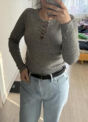 Свитер (лонгслив) на шнуровке с вырезом