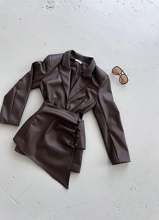 Женское платье из экокожи с баской