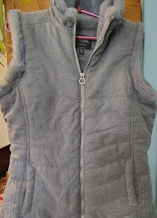 Женская зимняя жилетка с высоким воротником, защита шеи, мягкая плюшевая застежка-молния, серый цвет, морозостойкая, утепленная.