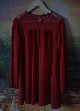 Червона туніка великого розміру.
