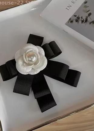 Брошка чорний бант з квіткою нотка розкоші