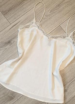 Біла майка на тонких бретельках з мереживом new look