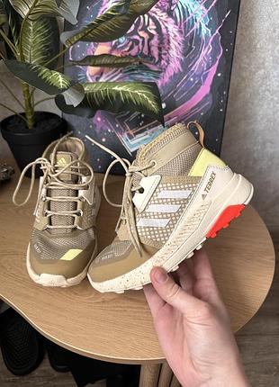 Фірмові черевики кросівки