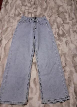 Брюки джинсовые размер 20.  
широкие, светлые.