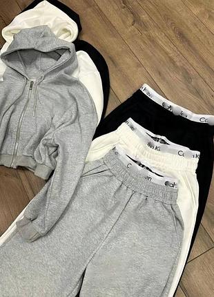 Стильный теплый костюм на флисе черный/серый/молочный/барби/шоколад, худи на молнии + широкие брюки с лого 💥 размеры 42-44, 46-48 • мод 228/1