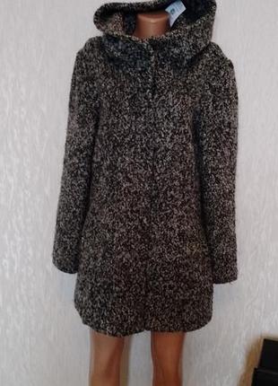 Фирменное пальто в идеальном состоянии с капюшоном