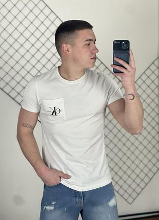 Біла футболка calvin klein з кишенькою та принтом на грудях