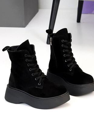 Натуральные замшевые зимние черные ботинки на высокой подошве