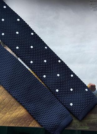 Краватка вʼязана темно синя в горох